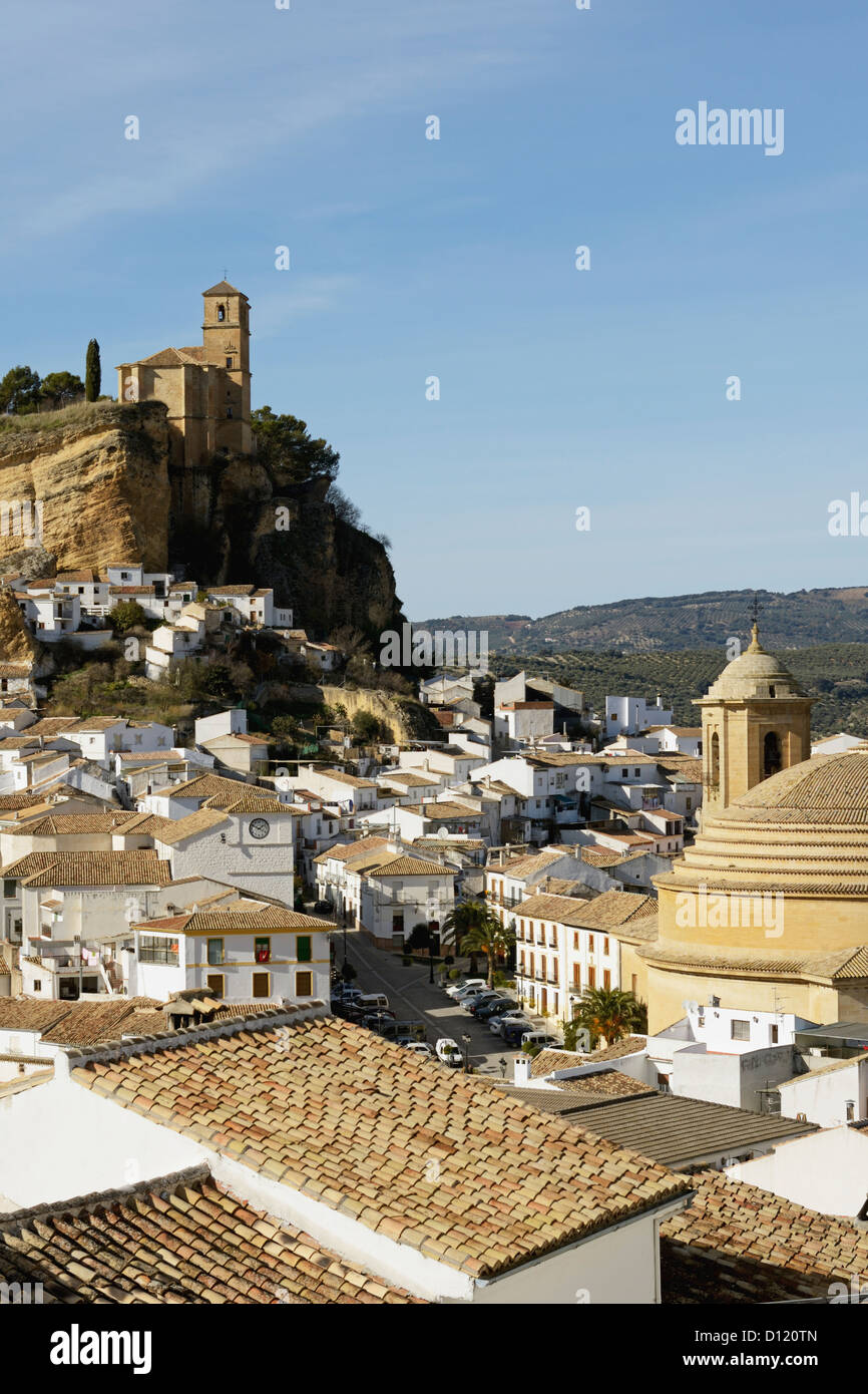 Iglesia de la Villa construite sur un château nasride. Le 18ème siècle Iglesia de la Encarnación en bas à droite ; Montefrio Granada Banque D'Images