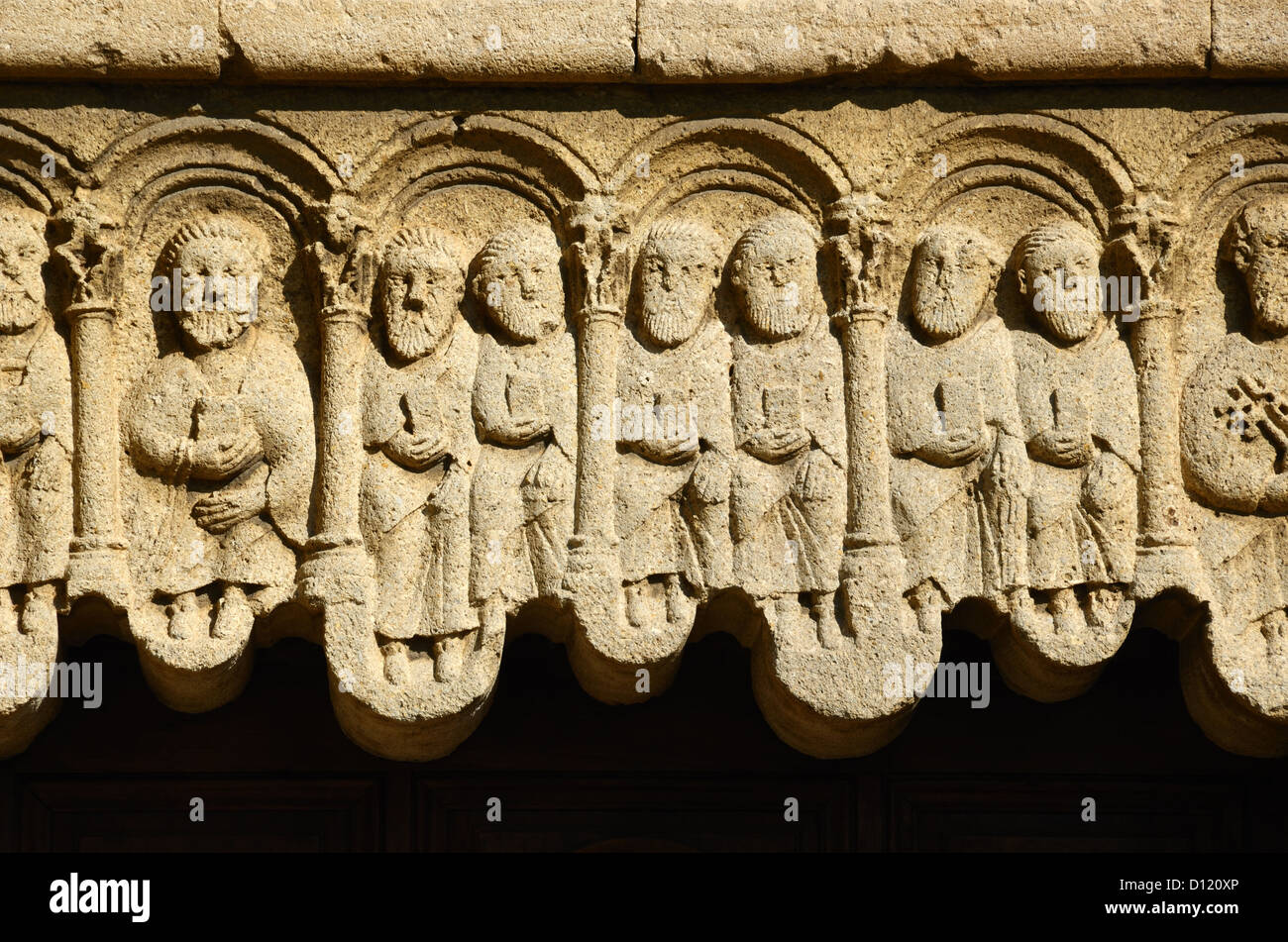 Douze Apôtres ou saints tenant des bibles sculptures en pierre sur la façade de l'église de l'abbaye de Ganagobie ou du monastère de Ganagobie Alpes-de-haute-Provence Provence Banque D'Images