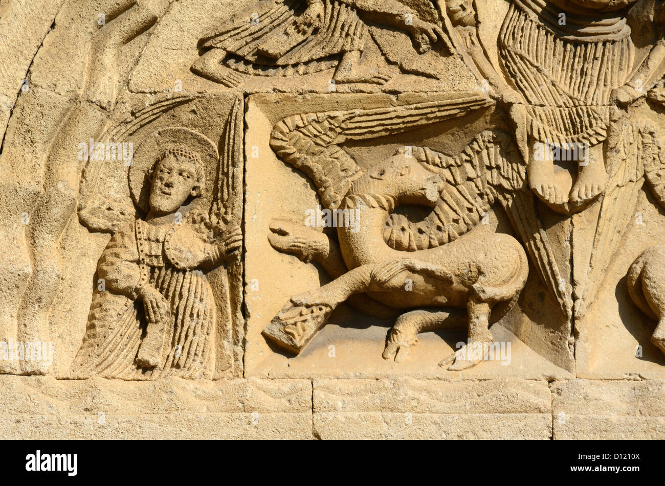 Sculpture en pierre du Dragon sur la c12ème église notre-Dame façade de l'abbaye de Ganagobie ou du monastère de Ganagobie Alpes-de-haute-Provence Provence Provence Provence France Banque D'Images