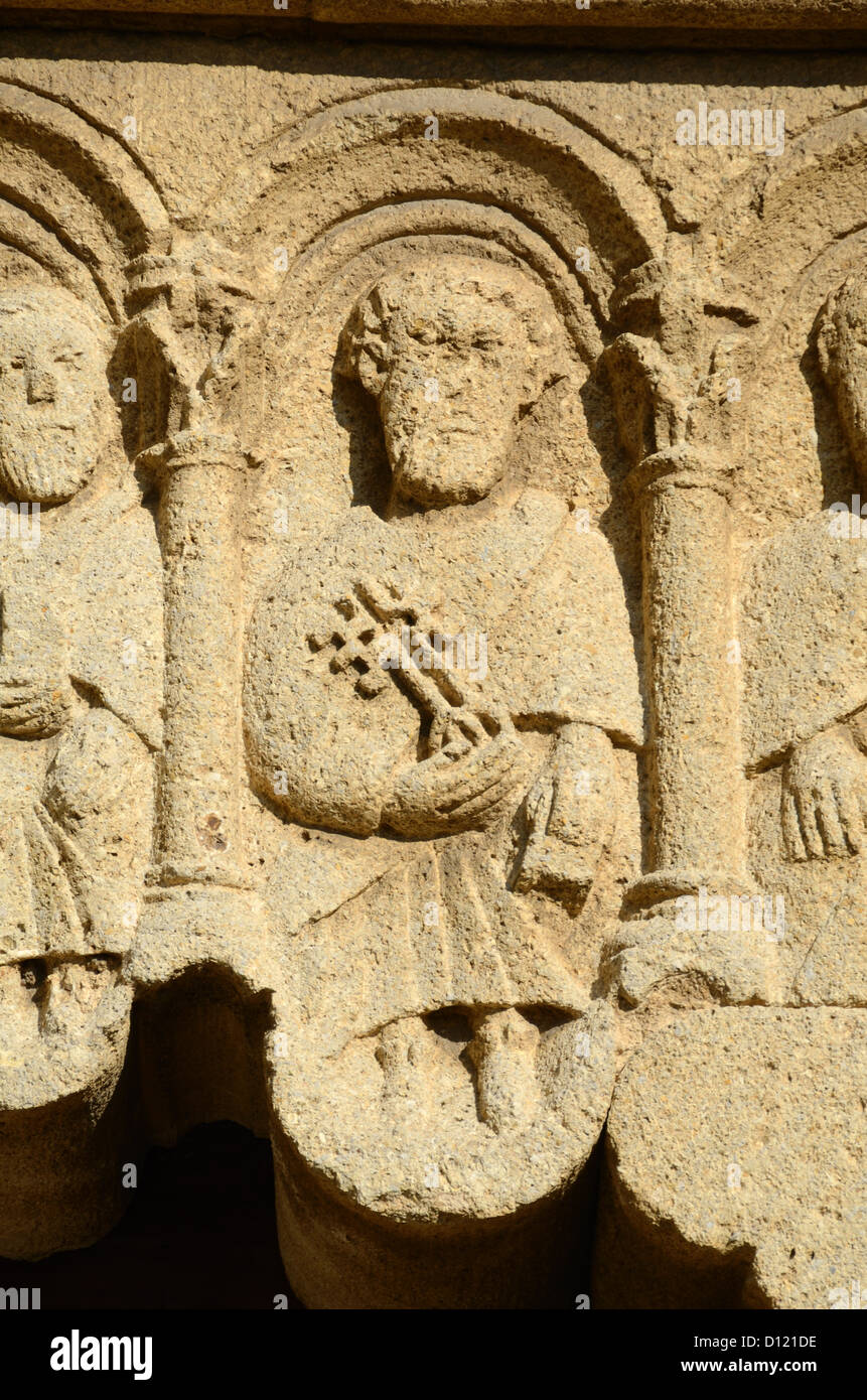 Saint Pierre avec la clé de Rome Pierre sculptant à l'abbaye de Ganagobie ou Monastère Alpes-de-haute-Provence Provence Banque D'Images