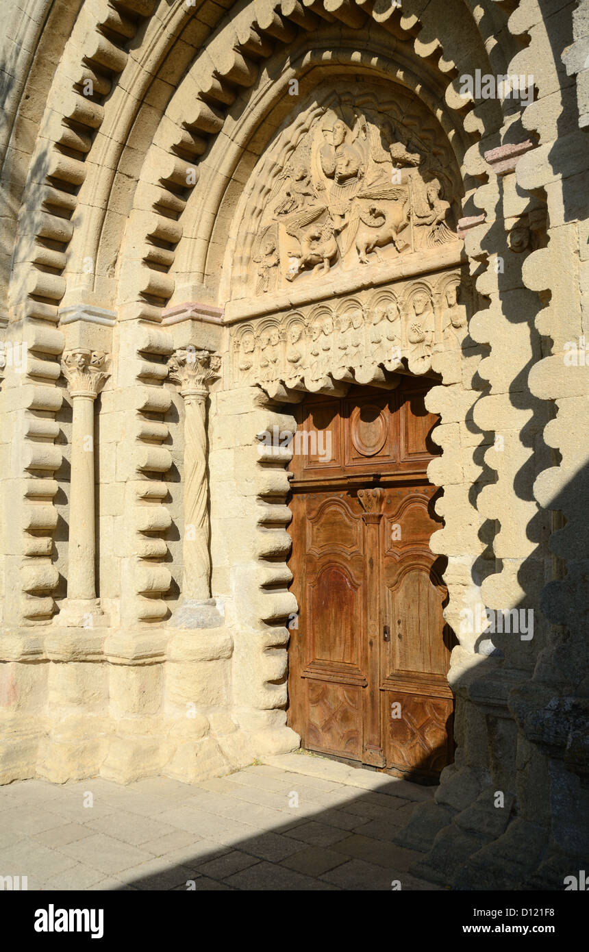 Porte médiévale étrange ou entrée sculptée en pierre à l'église de l'abbaye de Ganagobie ou du monastère de Ganagobie Alpes-de-haute-Provence Provence Provence Provence France Banque D'Images