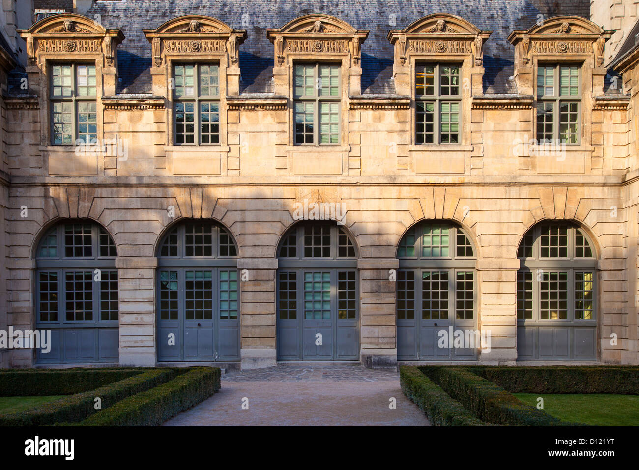 Portes et lucarnes à l'Hôtel de Sully, dans le Marais, Paris France Banque D'Images
