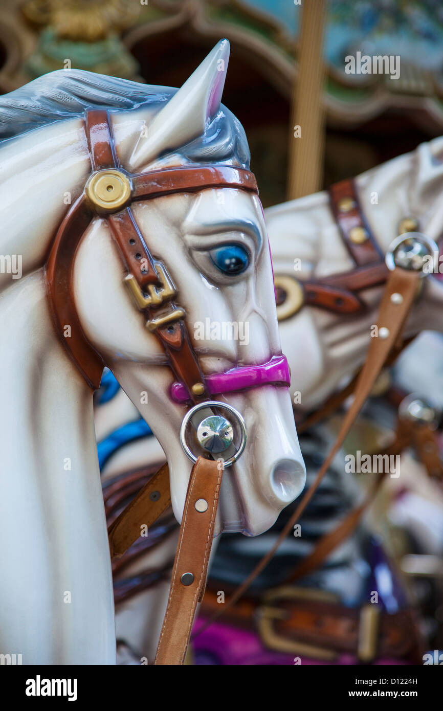 Les chevaux du Carrousel sur un manège ci-dessous Basilque du Sacré-Cœur, Paris France Banque D'Images