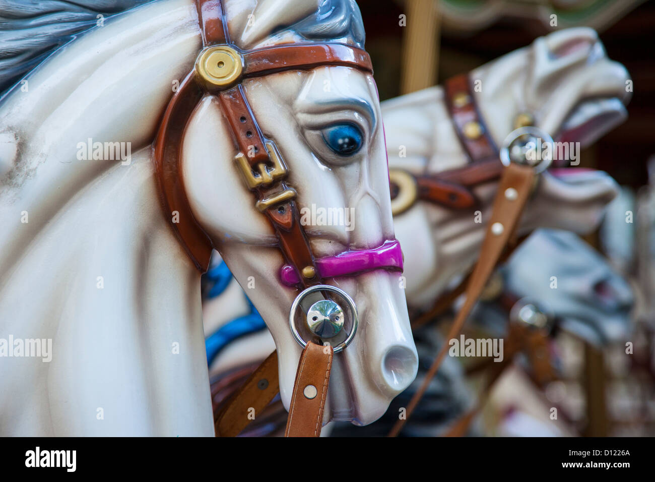 Les chevaux du Carrousel sur un manège ci-dessous Basilque du Sacré-Cœur, Paris France Banque D'Images