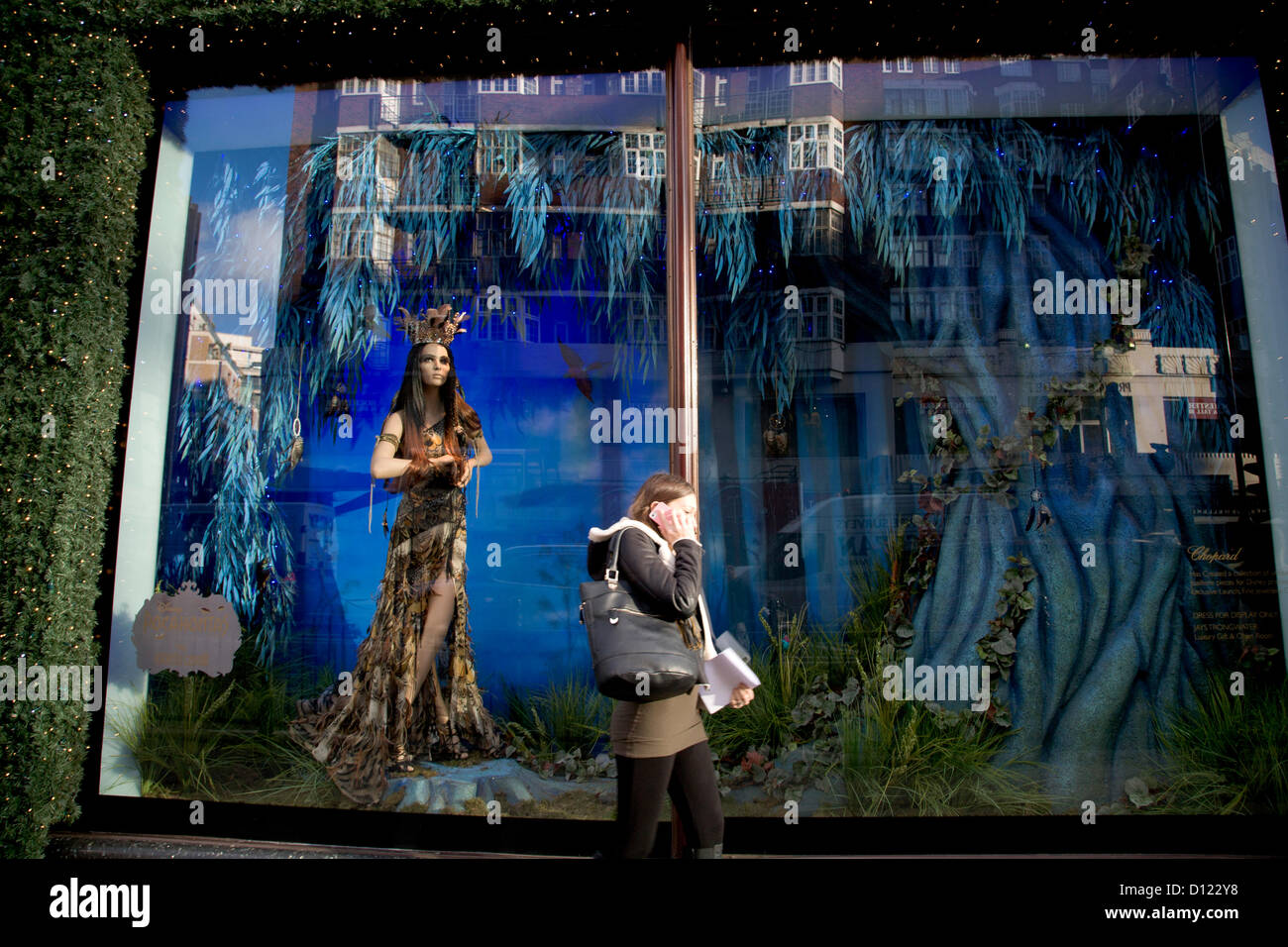 5 décembre 2012. London UK. Grands magasins à Londres décorer shop windows un mois avant Noël avec des affichages de fête pour attirer les acheteurs. Une fenêtre d'affichage à la décoration du magasin Harrods à Knightsbridge Banque D'Images