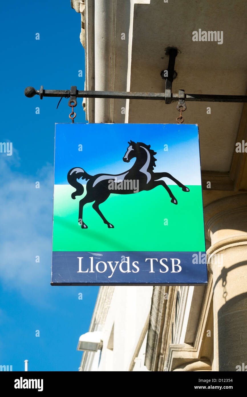 À la recherche jusqu'à la Lloyds TSB Bank signe généraux avec cheval noir log on UK high street Banque D'Images