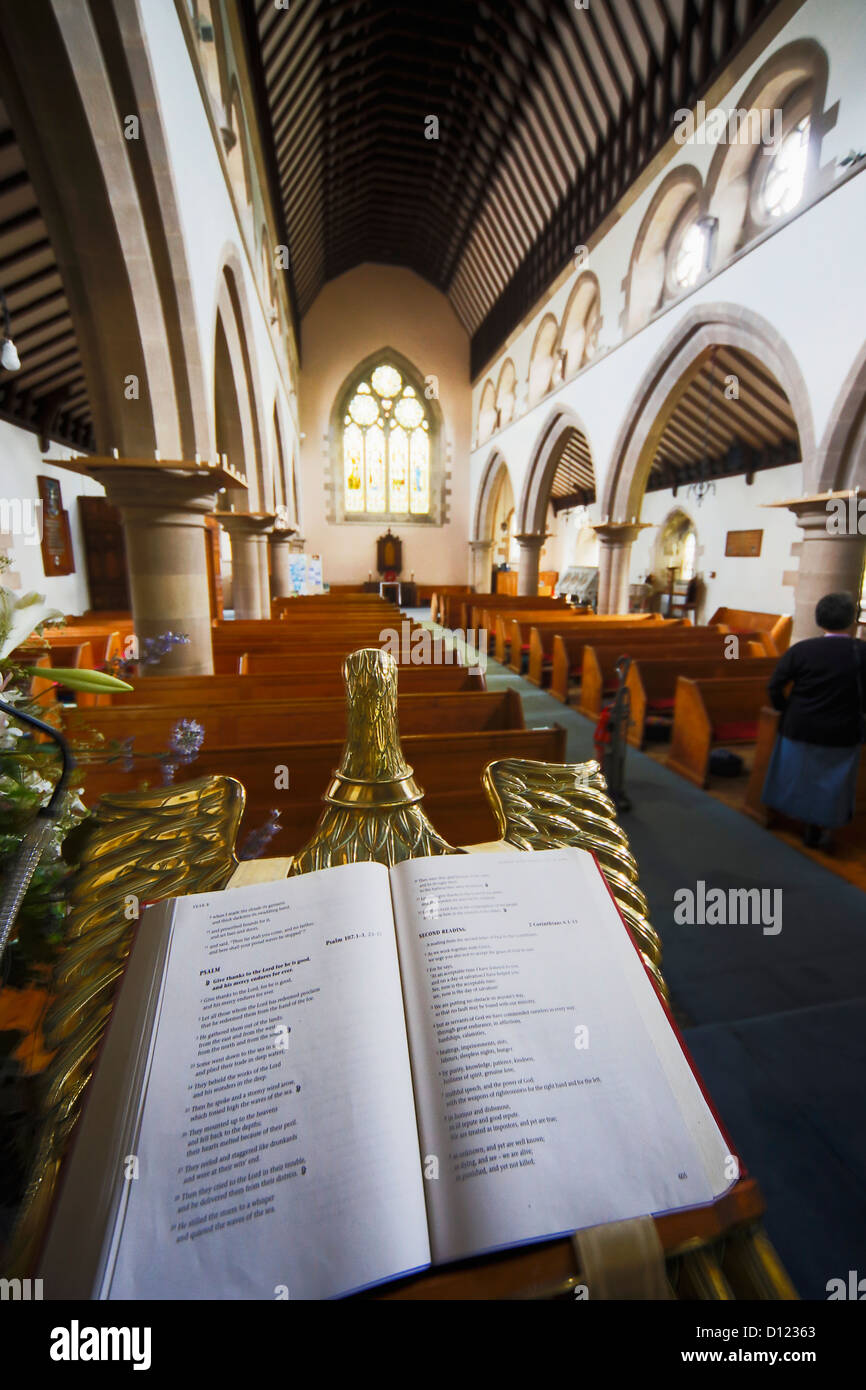 Une Bible ouverte sur un stand dans l'église de la Vierge Marie ; Scottish Borders Ecosse Kelso Banque D'Images