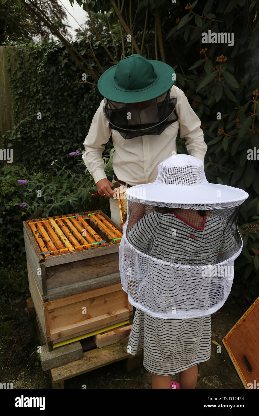 6 ans de porter à l'Apiculteur Hat à la ruche avec apiculteur Porte Surrey England Banque D'Images