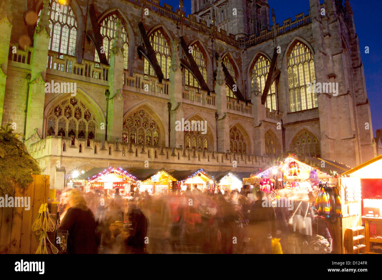 Les étals du marché de Noël avec l'abbaye de Bath en arrière-plan la nuit / crépuscule / Crépuscule Baignoire Somerset England UK Banque D'Images