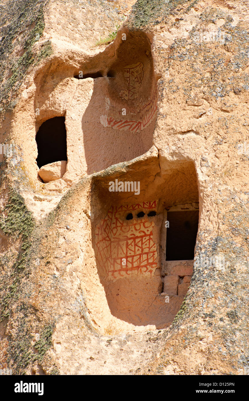 Les décorations traditionnelles à l'extérieur de la roche maisons de Cappadoce Uchisar, Turquie Banque D'Images