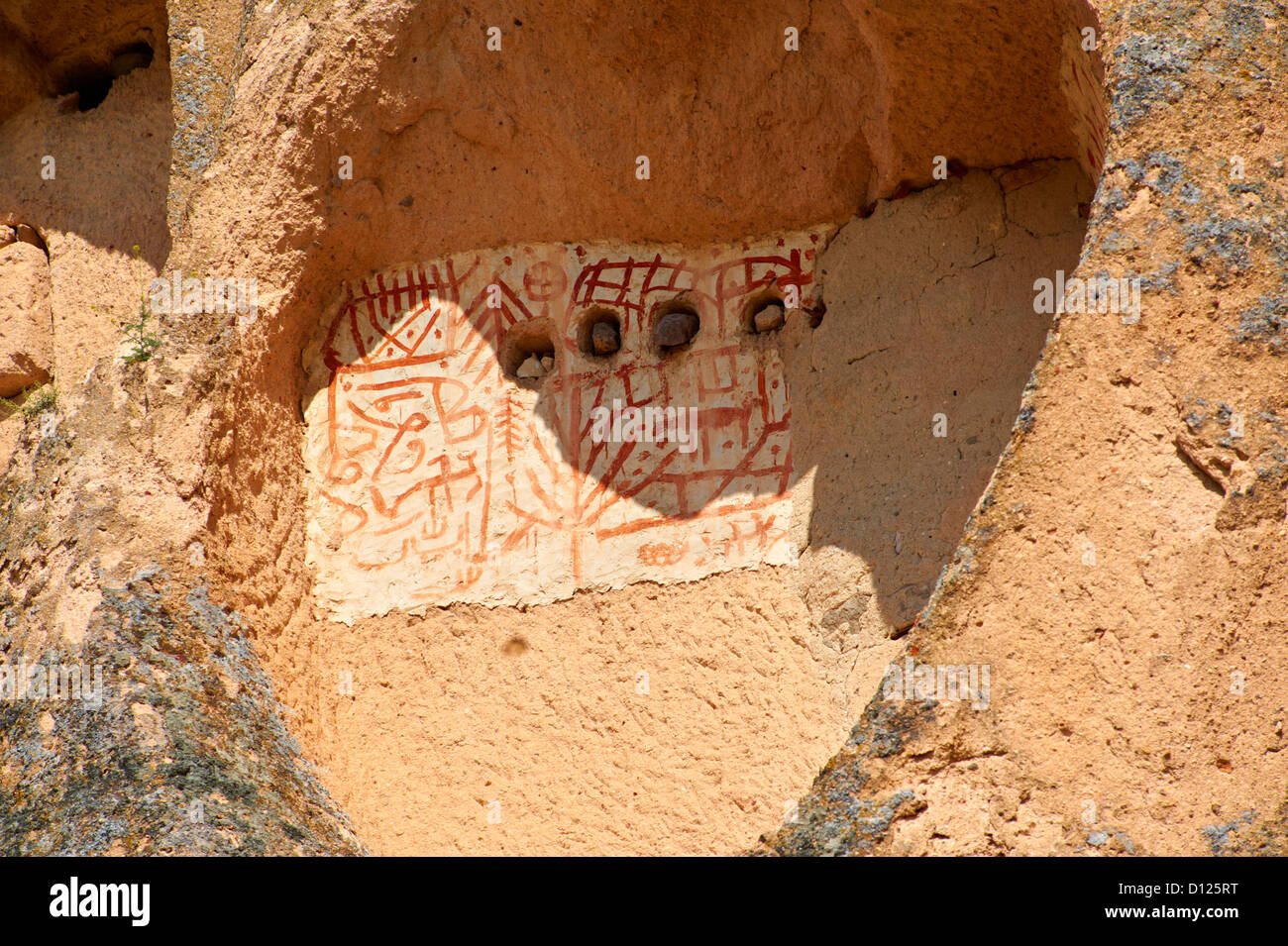 Les décorations traditionnelles à l'extérieur de la roche maisons de Cappadoce Uchisar, Turquie Banque D'Images