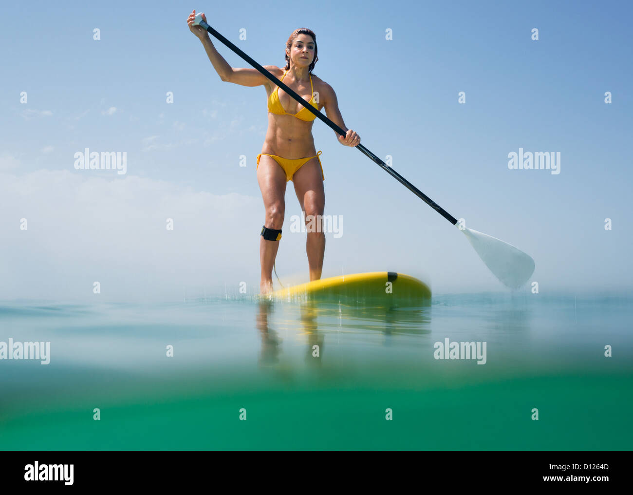 Une femme dans un bikini jaune sur une carte jaune palettes ; Tarifa Cadiz Andalousie Espagne Banque D'Images