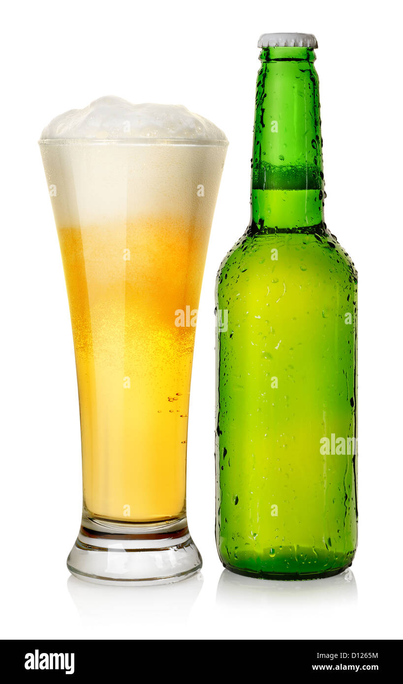 Vert Bouteille et mug beer isolé sur fond blanc Banque D'Images