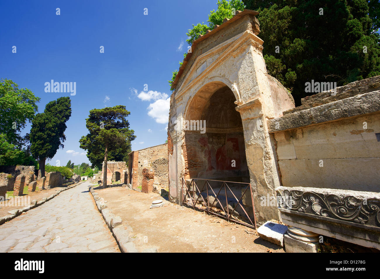 La nécropole romaine et mausolées dans la rue de tombes dans le cimetière d'Herculanum, Pompéi Banque D'Images
