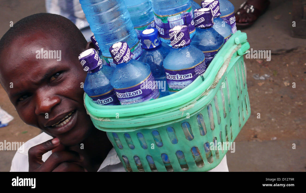 Homme vendant de l'eau embouteillée, Kenya, Afrique de l'est. 9/2/2009. Photo: Stuart Boulton/Alay Banque D'Images