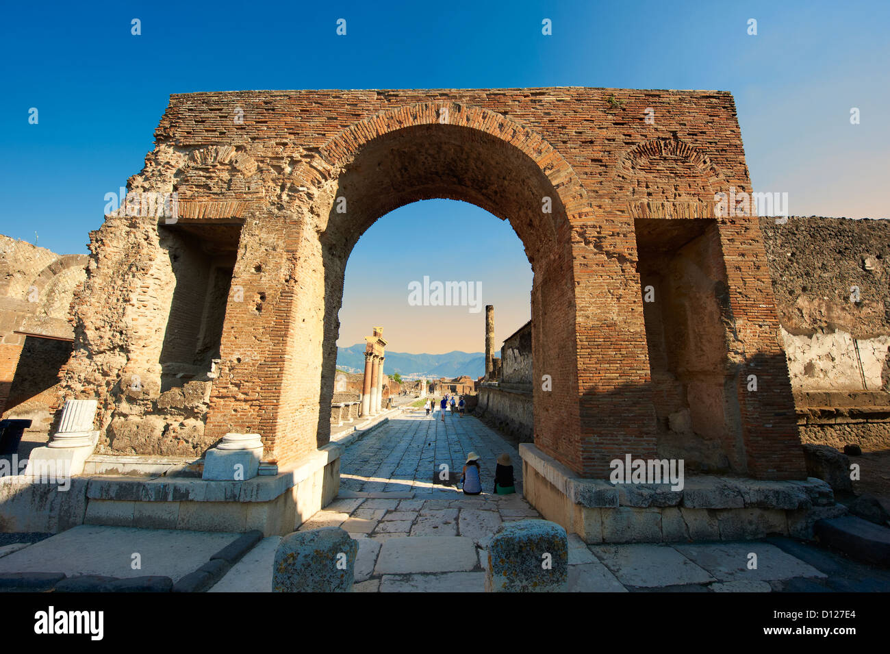 L'Arc de Tibère à l'entrée du Forum de Pompéi. Banque D'Images