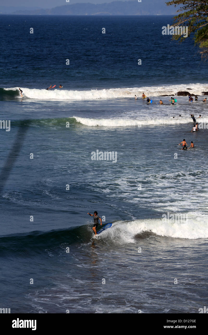 Vue aérienne de surf surfer une vague en Batu Karas sur la côte sud de Java. Banque D'Images