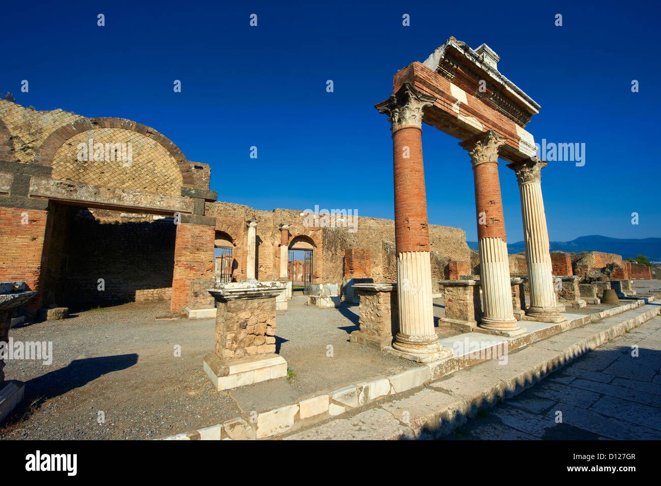 Le Corinthien Romain Porticus, colonnes et tableaux de l'changeurs d'argent à l'entrée du macellum dans le forum de Pompéi Italie Banque D'Images