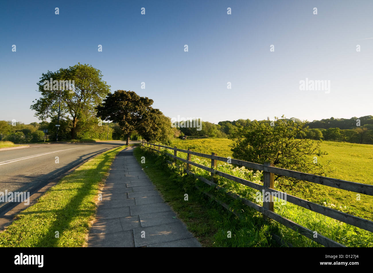 Vue d'une campagne anglaise près de Stockport Greater Manchester, dans la lumière du matin. Banque D'Images