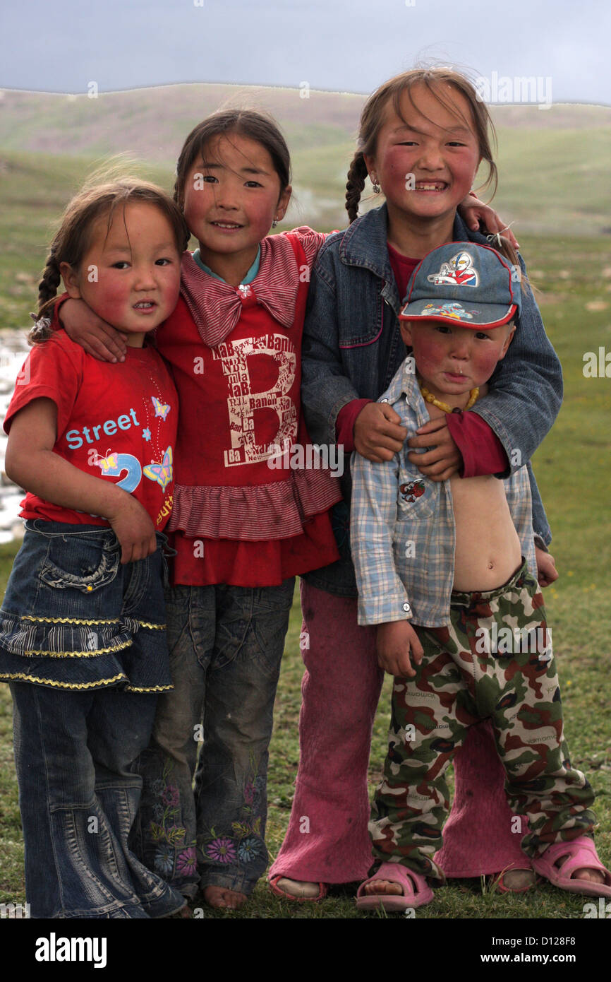 Les enfants nomades vivant dans la région de Naiman Nuur Banque D'Images