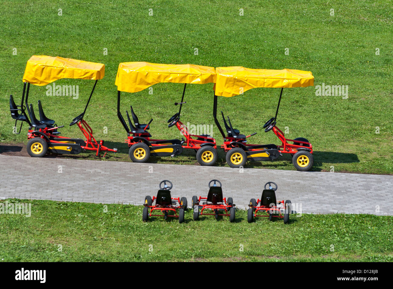 Des vélos à quatre roues sur l'asphalte sur le parc Banque D'Images