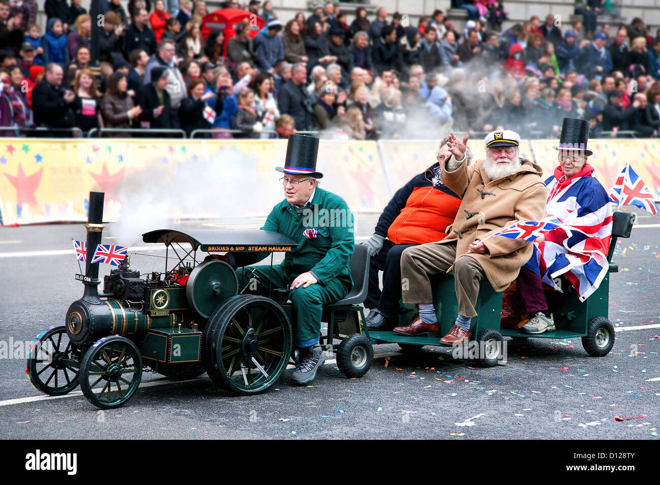 Les bateaux à vapeur miniature pour la charité au London's 26e défilé du Nouvel An, Whitehall, Londres, Angleterre Banque D'Images