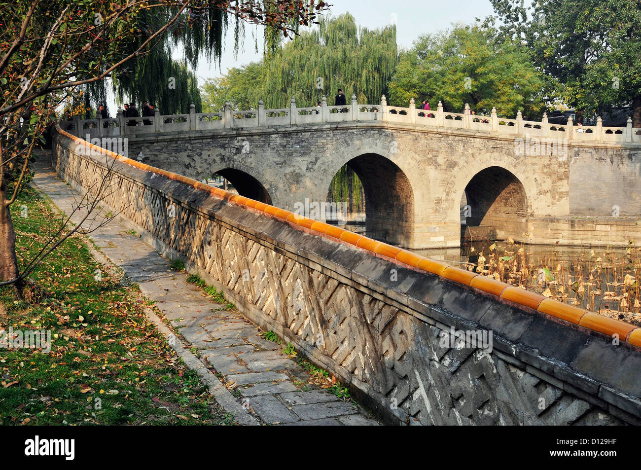 Un pont et promenade au bord de l'eau ; Beijing Chine Banque D'Images