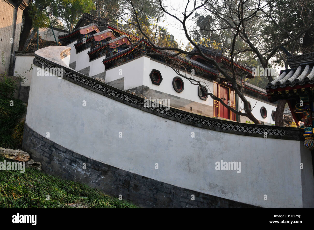 Un mur blanc à côté d'un bâtiment blanc ; Beijing Chine Banque D'Images