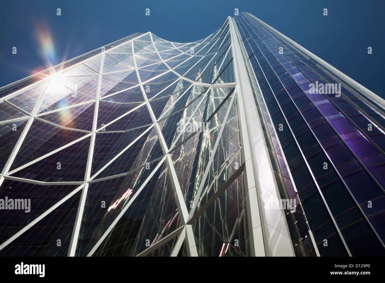 Low Angle View Of A Building de verre reflétant le soleil en forme de diamant et d'extérieur en métal Blue Sky ; Calgary Alberta Canada Banque D'Images
