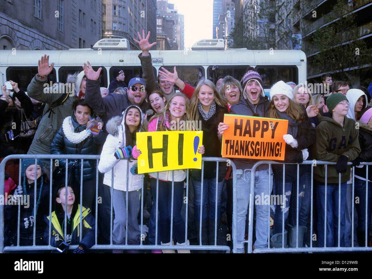 Thanksgiving Parade New York. Bonjour carte de vœux. Foule amicale de jeunes qui regardent et saluent dans la rue. Macy's Thanksgiving Day Parade USA Banque D'Images