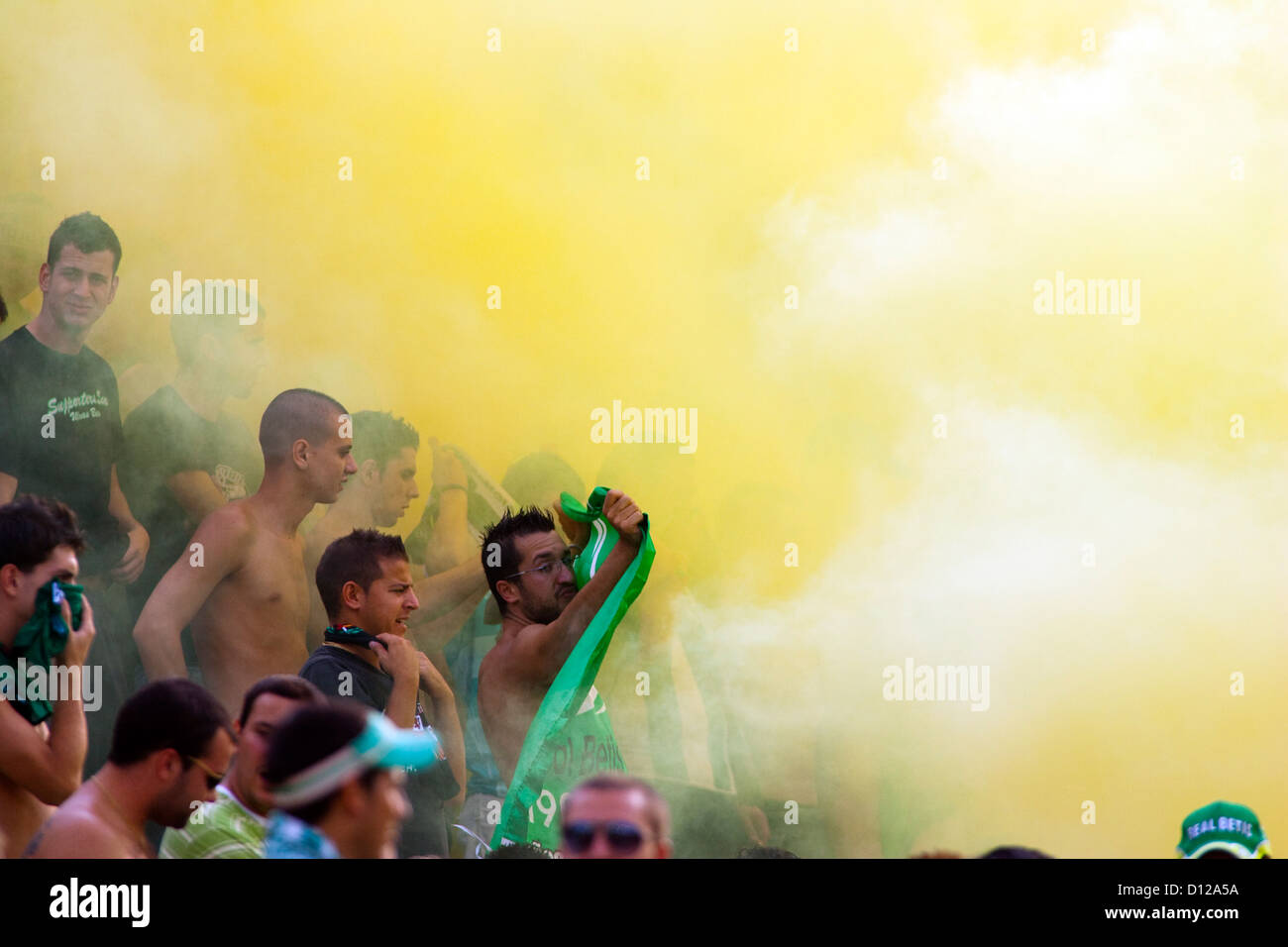 Séville, Espagne, fans s'enflammer une grenade fumigène Banque D'Images
