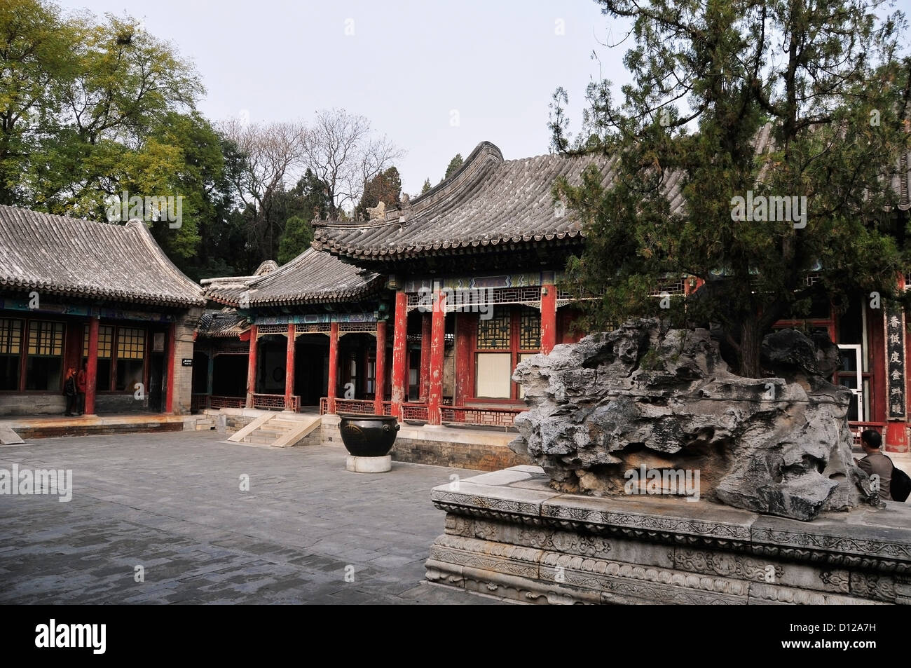 Une cour et des bâtiments avec l'architecture traditionnelle chinoise ; Beijing Chine Banque D'Images