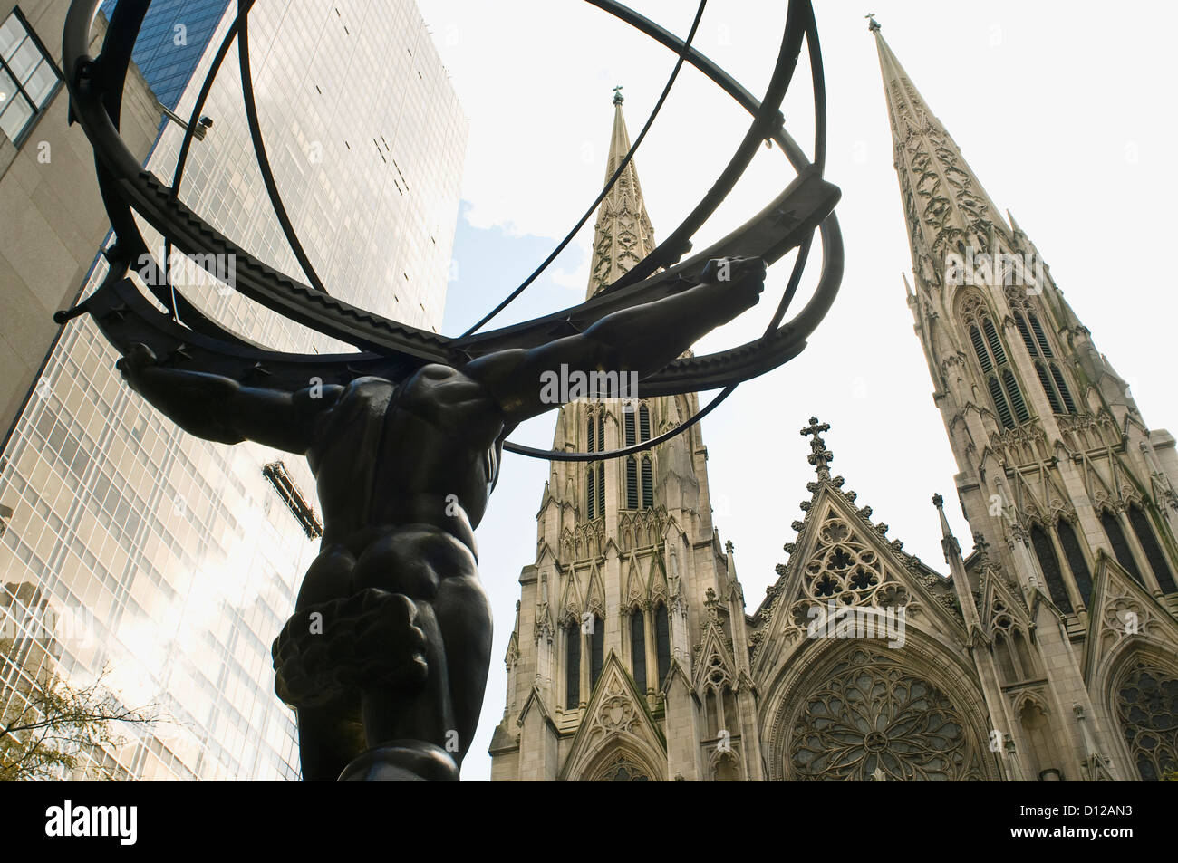 Statue d'atlas par derrière dans le Rockefeller Center avec St Patricks cathédrale en arrière-plan Banque D'Images