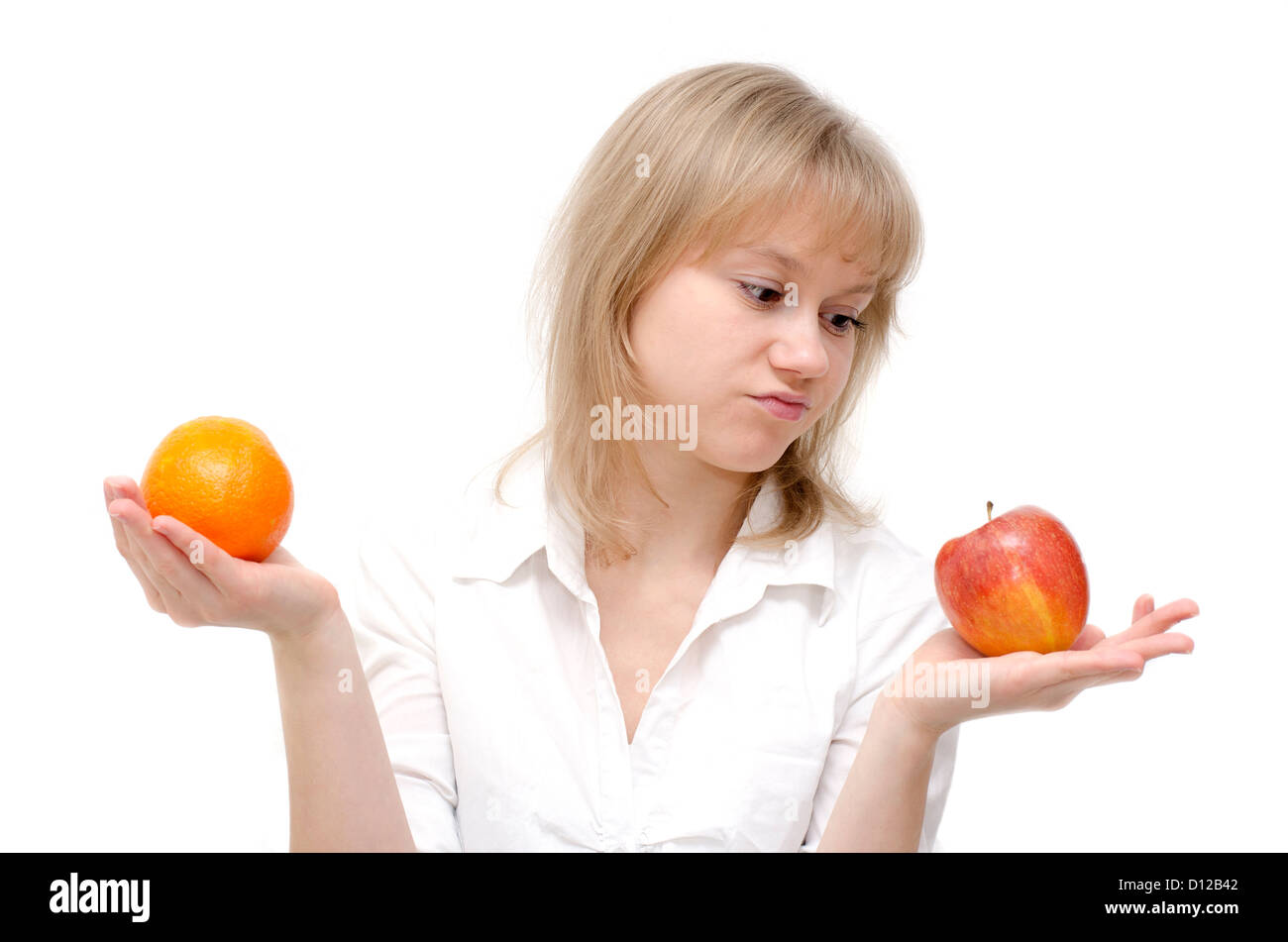 Une belle jeune fille n'aime pas l'apple. Elle a pris sa décision. Banque D'Images