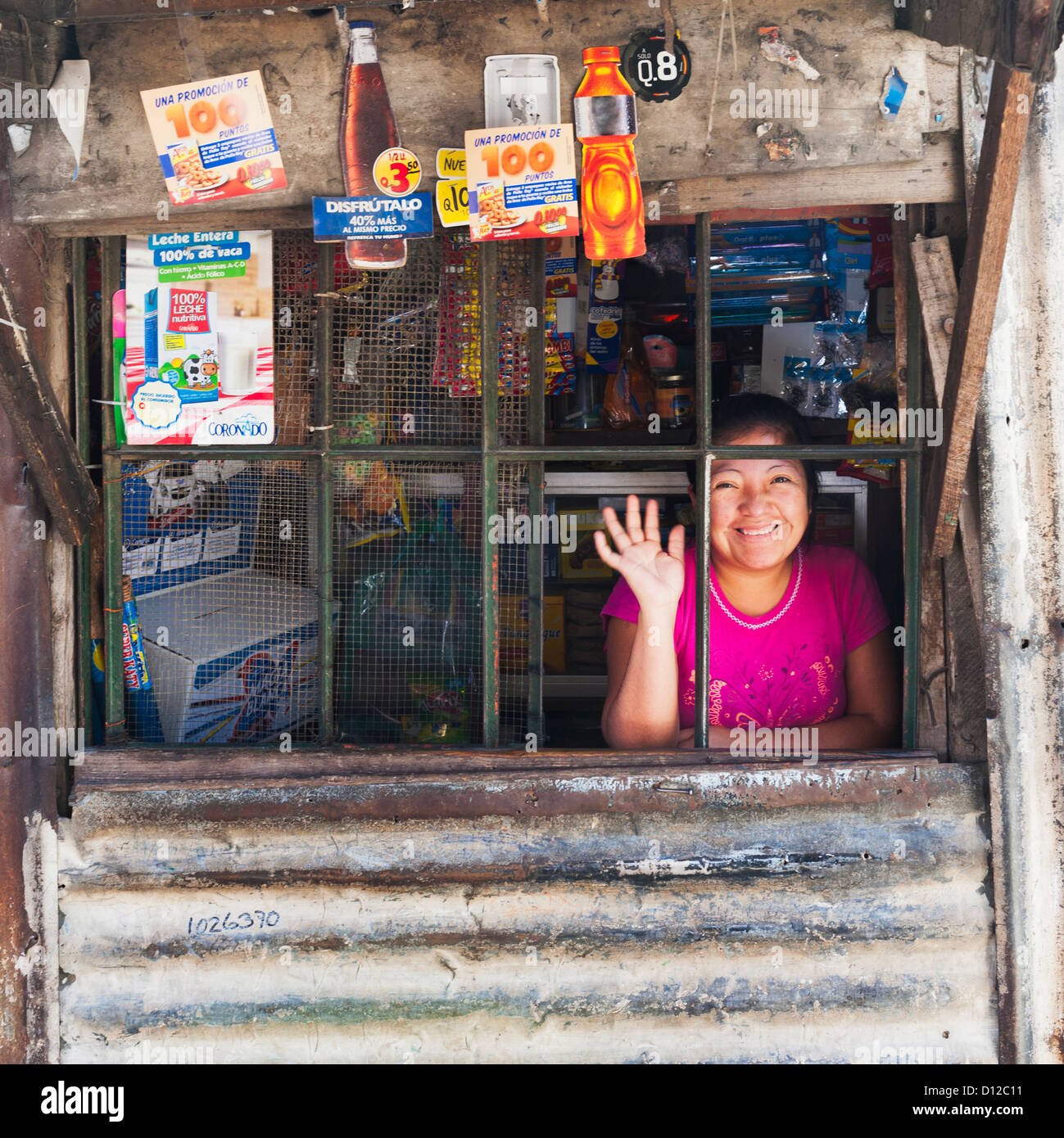 Une femme par sa forme du Vendeur boutique ouvrir la fenêtre ; Guatemala City Guatemala Banque D'Images