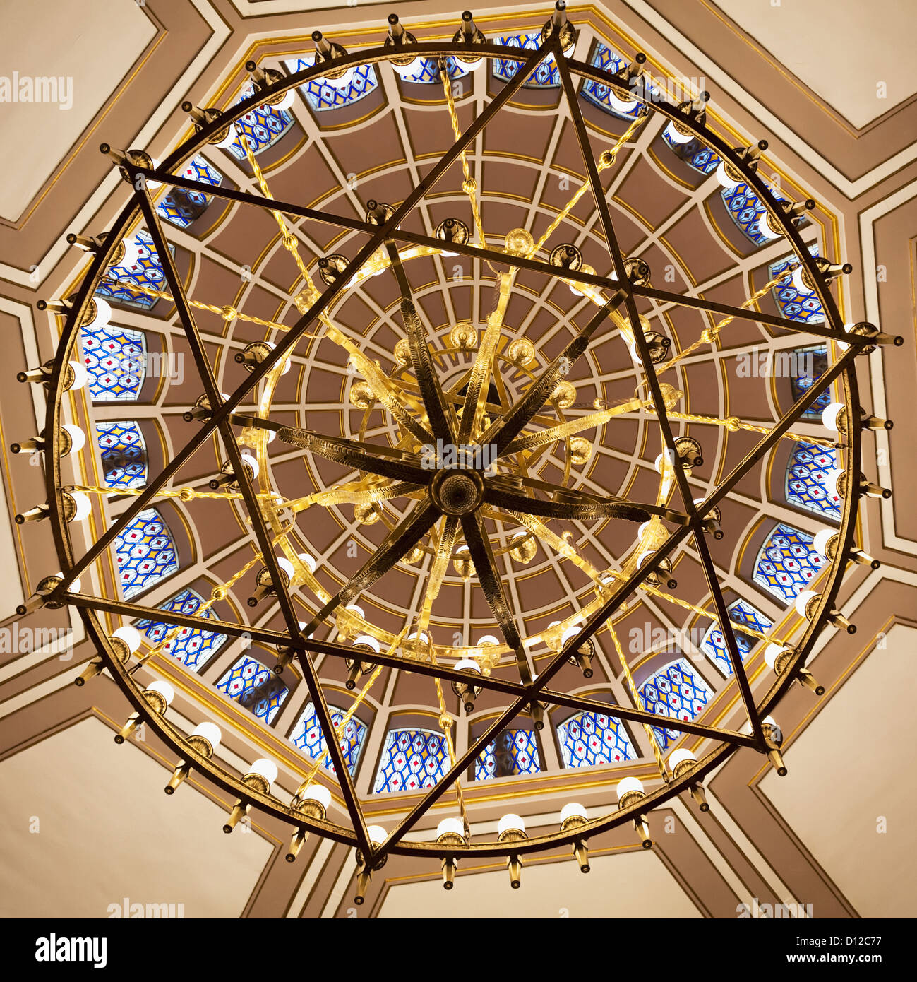 Une coupole à travers un lustre suspendu dans une étoile de David forme dans la synagogue Neve Salom ; Istanbul Turquie Banque D'Images
