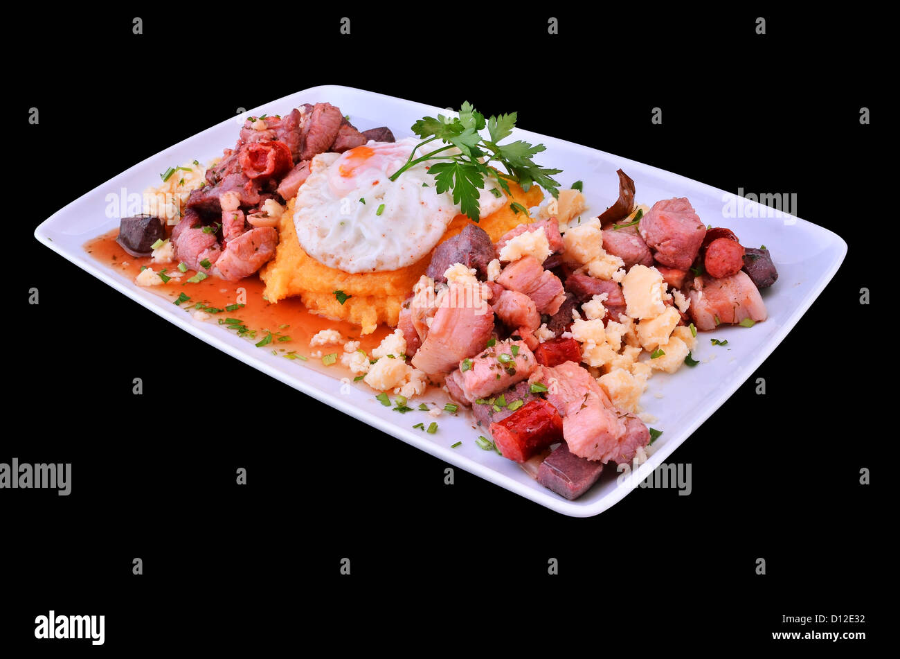 Morceaux de viande de porc avec l'ail cuit pan traditionnel, fromage, œuf frit et de la polenta (roumain : pomana porcului). Banque D'Images