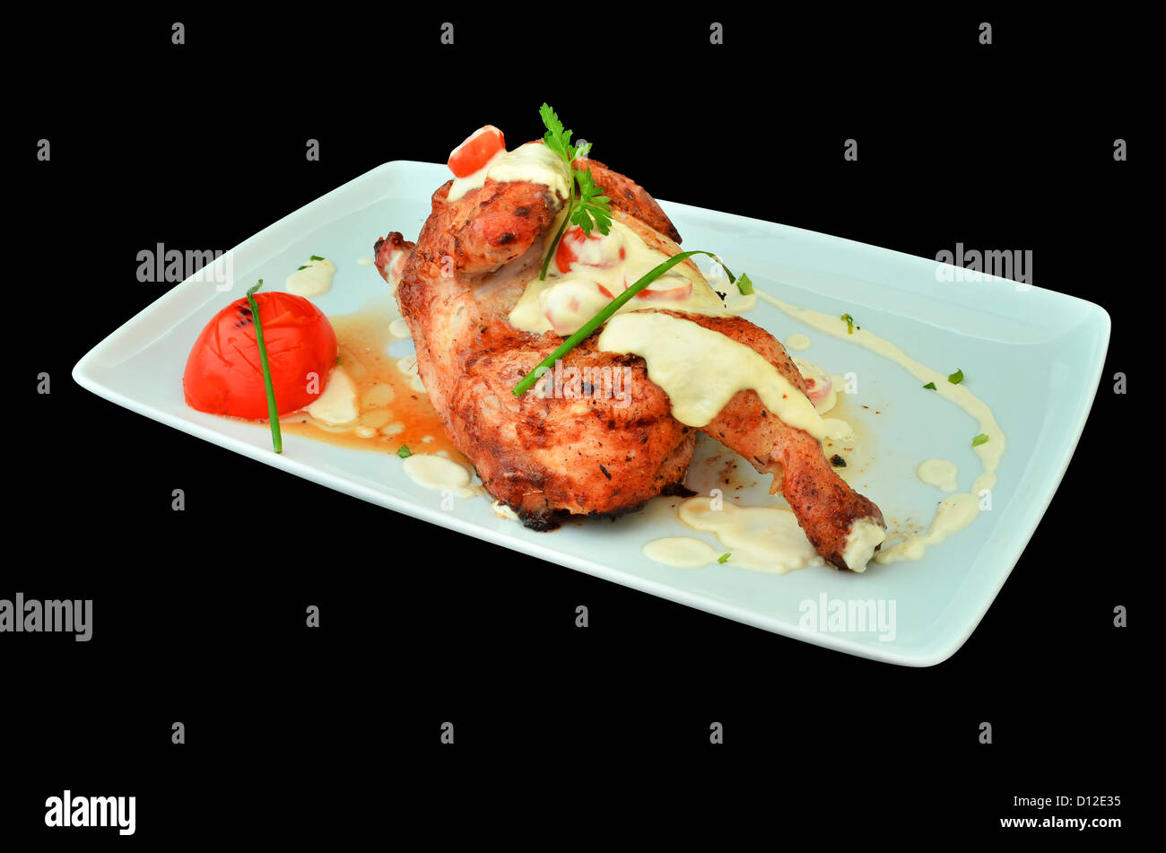Cuisse de poulet cuit au four avec sauce à l'oignon blanc Banque D'Images