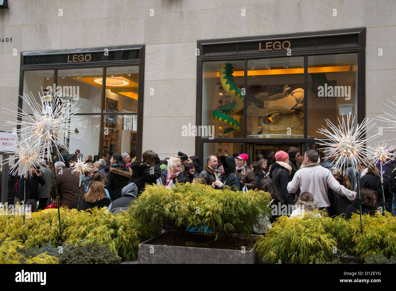 La foule à l'extérieur de l'avant Noël magasin Lego dans le Rockefeller Center, New York USA Banque D'Images