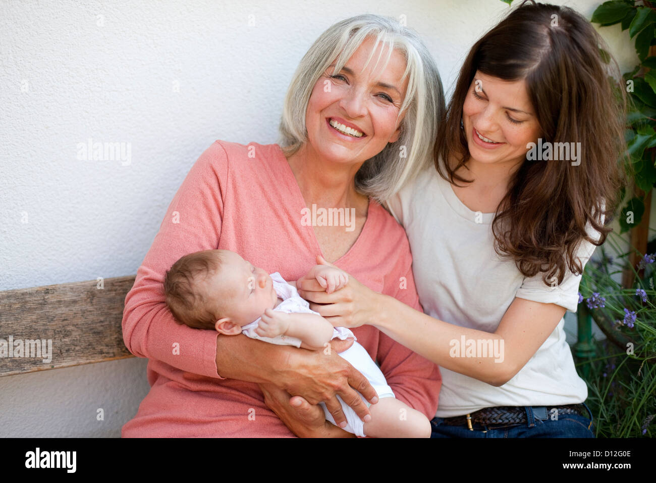 Germany, Bavaria, trois générations siégeant ensemble, smiling Banque D'Images