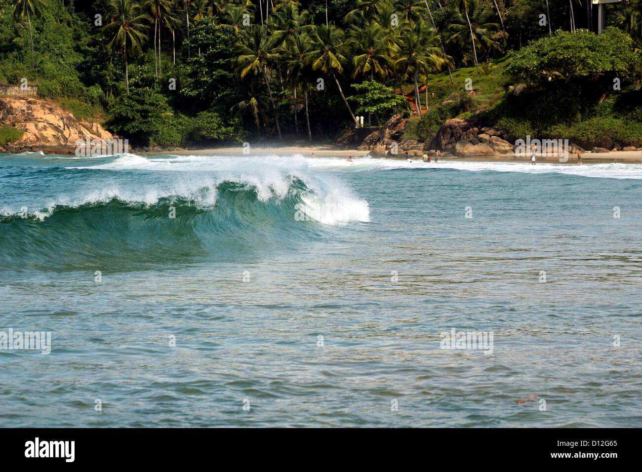 Un surf créé par une grosse vague à Kovalam, Kerala, Inde Banque D'Images