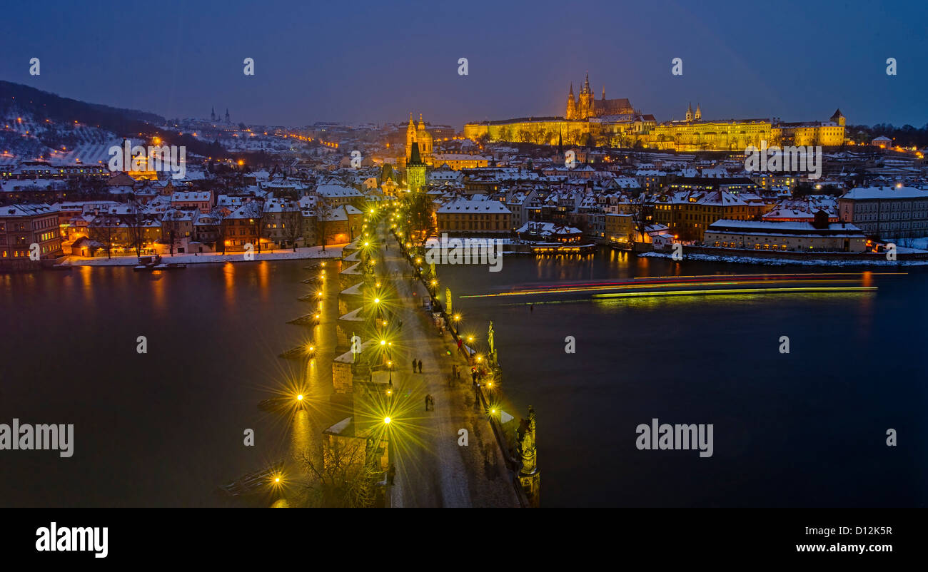 Le Pont Charles et le château de Prague la nuit, Prague, République tchèque. Banque D'Images