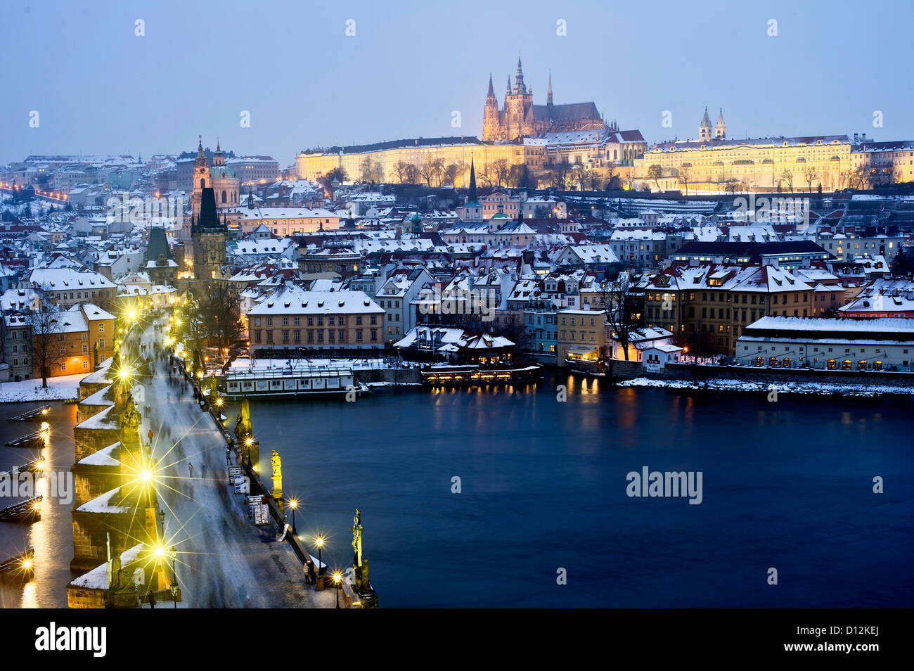 Le Pont Charles et le château de Prague la nuit, Prague, République Tchèque Banque D'Images
