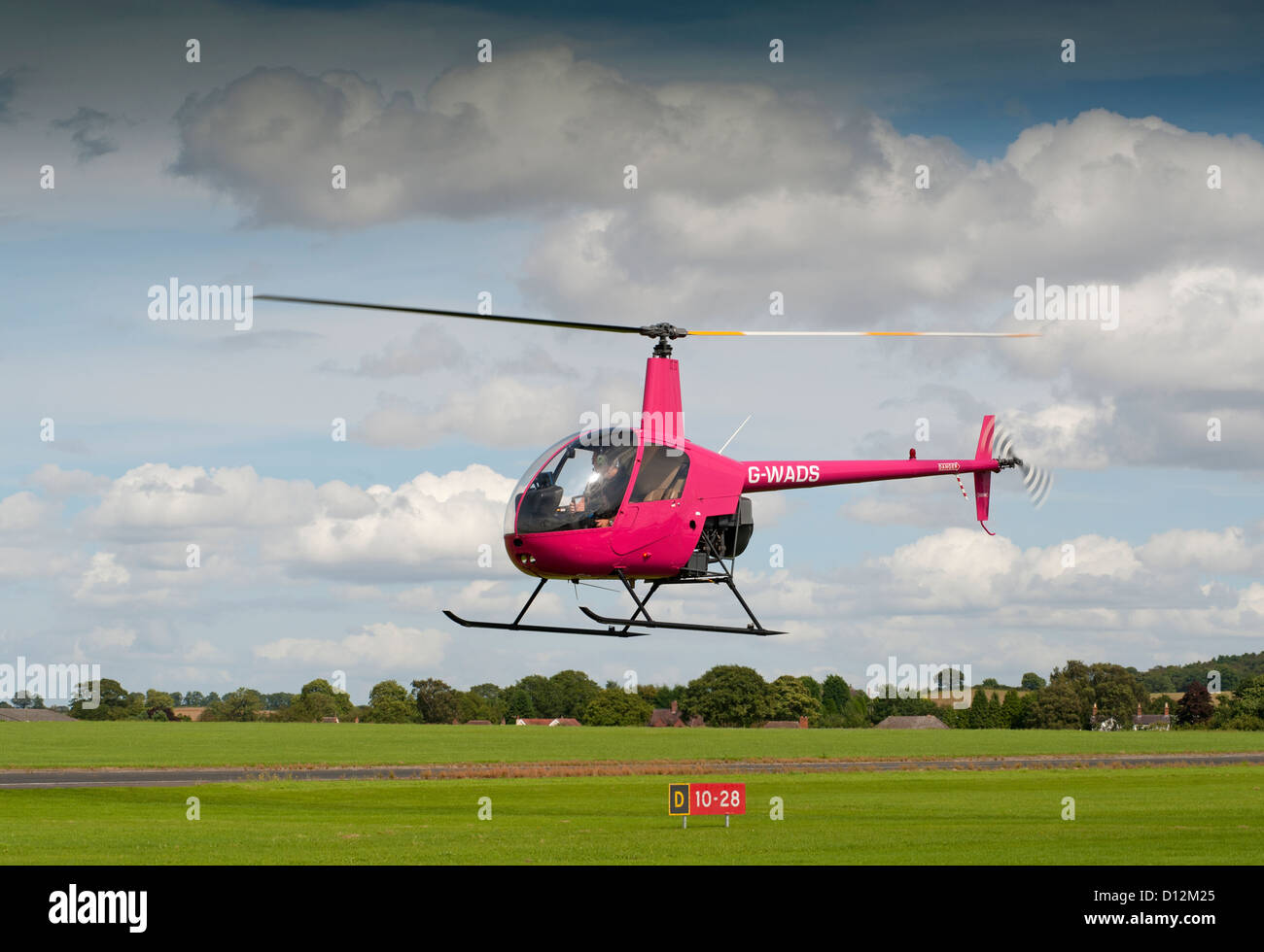 Robinson R22 beta privée civile siège deux petit hélicoptère à Halfpenny Green Airport, Wolverhampton. West Midlands. 8839 SCO Banque D'Images