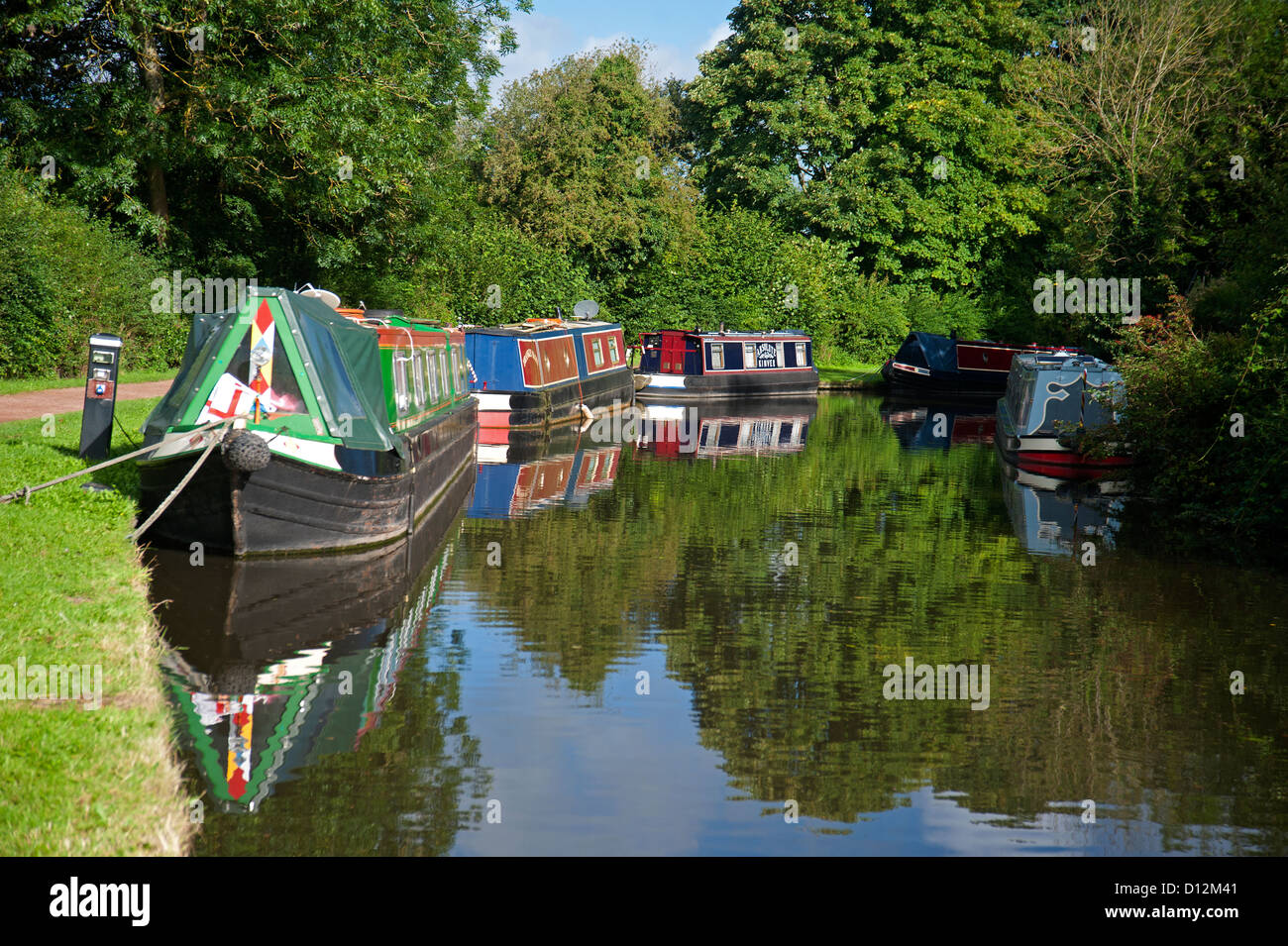 Les chalands amarrés le long de la paisible Staffordshire Worcestershire et Canal. 8840 SCO. Banque D'Images