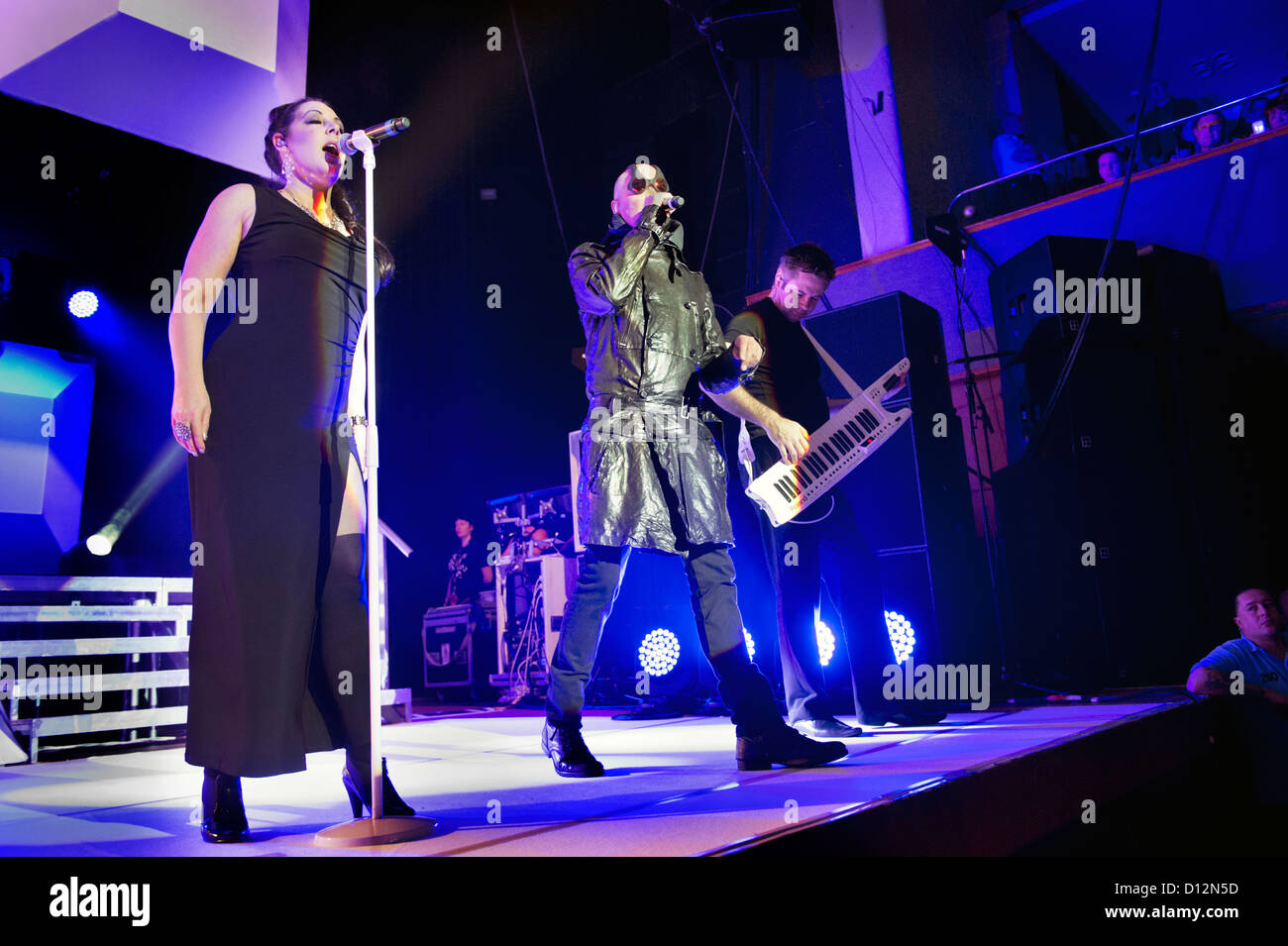 Joanne Catherall et Phil Oakey avec leur groupe, The Human League en concert à la salle municipale de Wolverhampton, le 2 décembre 2012 Banque D'Images