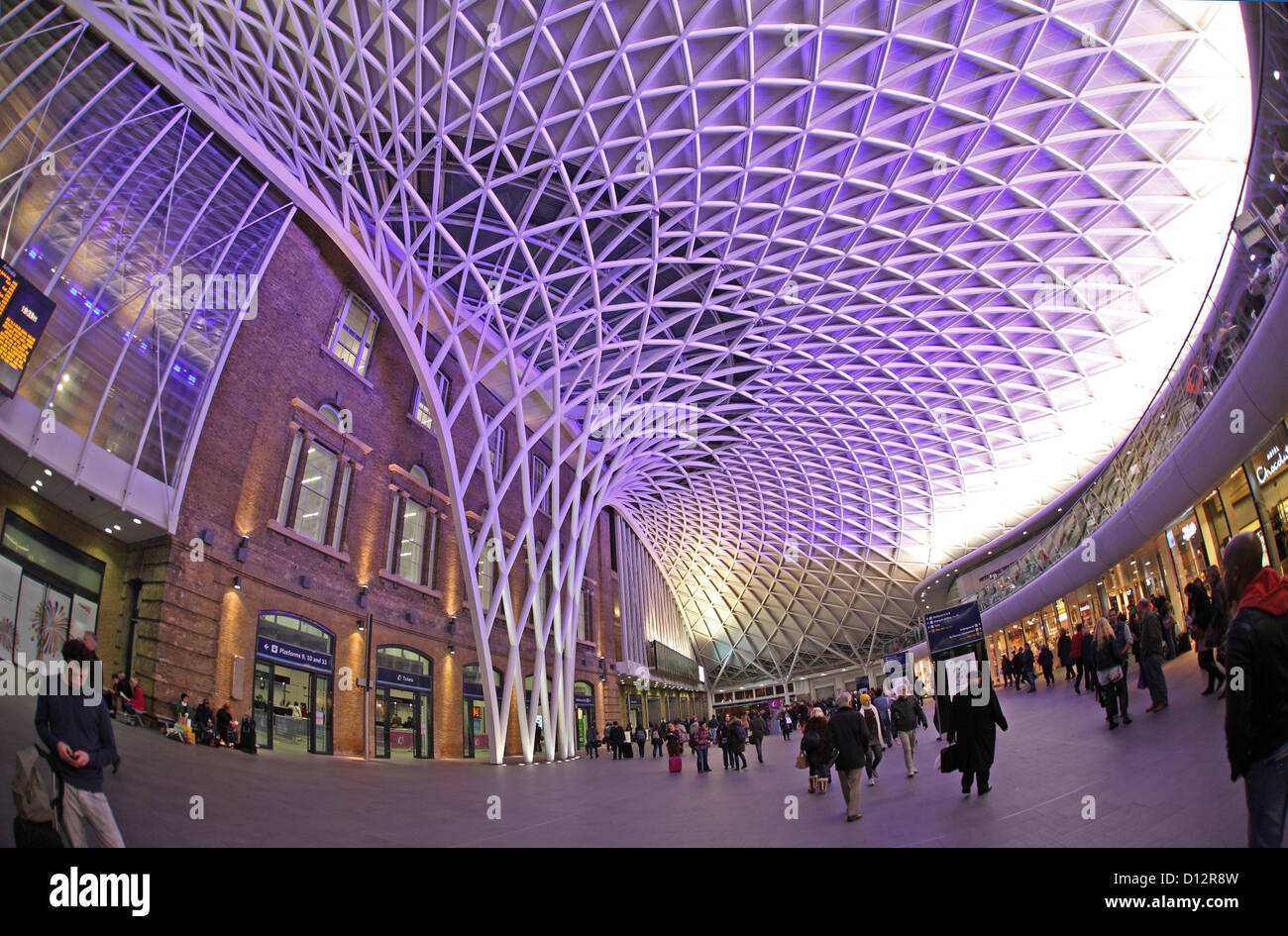 Nouveau hall des départs à la gare de Kings Cross, Londres, Angleterre, Royaume-Uni Banque D'Images