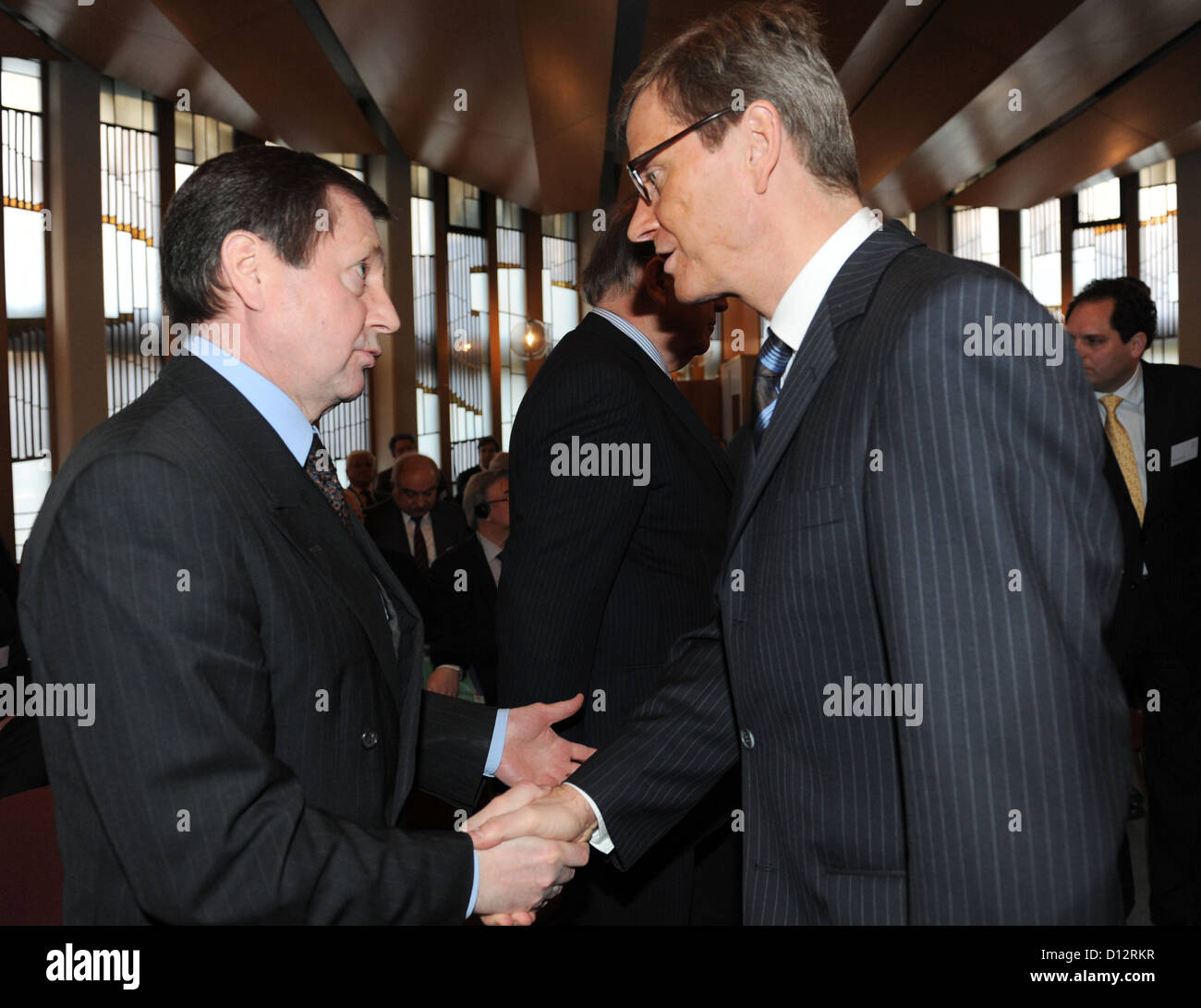 Le ministre des Affaires étrangères allemand Guido Westerwelle (R) accueille Vladimir Grinin, Ambassadeur de la Fédération de Russie en Allemagne, à Bad Krozingen, Allemagne, 04 décembre 2012. Westerwelle a prononcé un discours sur la relation germano-russe. Photo : Patrick Seeger Banque D'Images