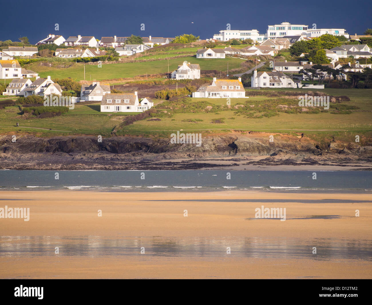 Rock de Padstow à travers l'estuaire de Camel, Cornwall, UK. Banque D'Images