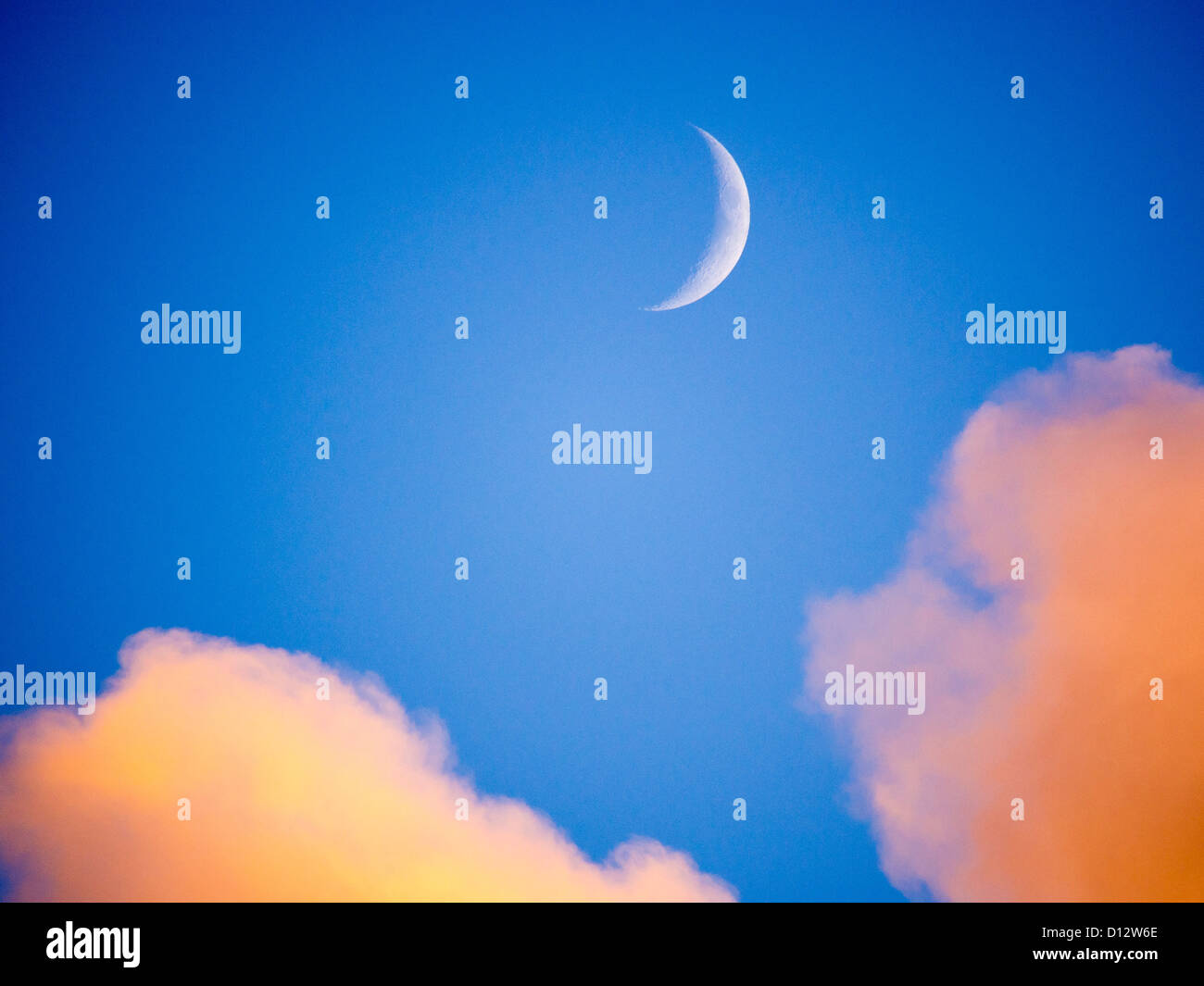 Nuages et nouvelle lune au coucher du soleil plus de Padstow, Cornwall, UK. Banque D'Images